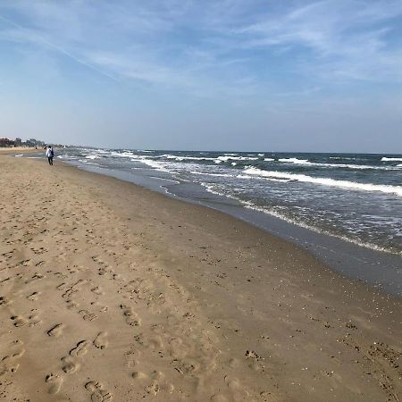 On The Adriatic Beach Tra Venezia Ferrara E Ravenna Sulla Spiaggia Della Riviera Adriatica Llido Degli Estensi Eksteriør billede