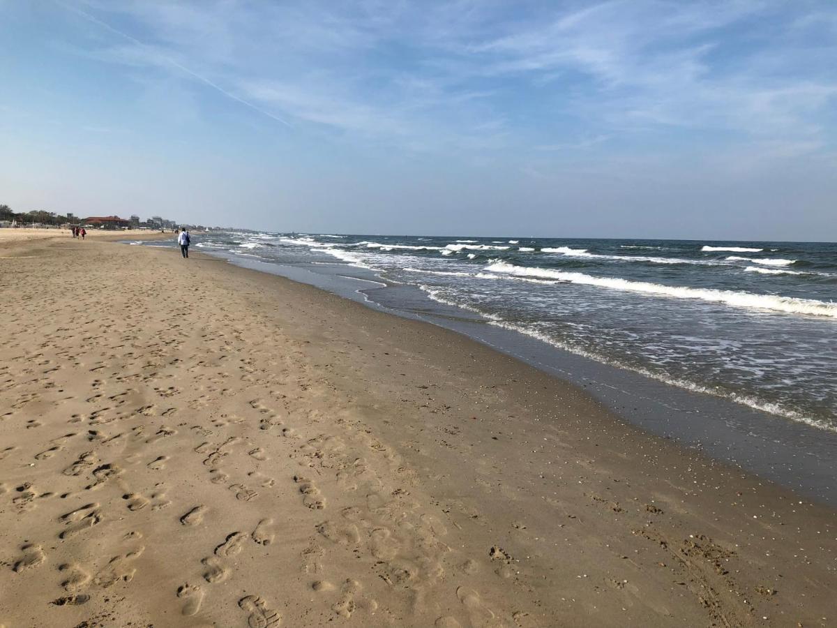 On The Adriatic Beach Tra Venezia Ferrara E Ravenna Sulla Spiaggia Della Riviera Adriatica Llido Degli Estensi Eksteriør billede